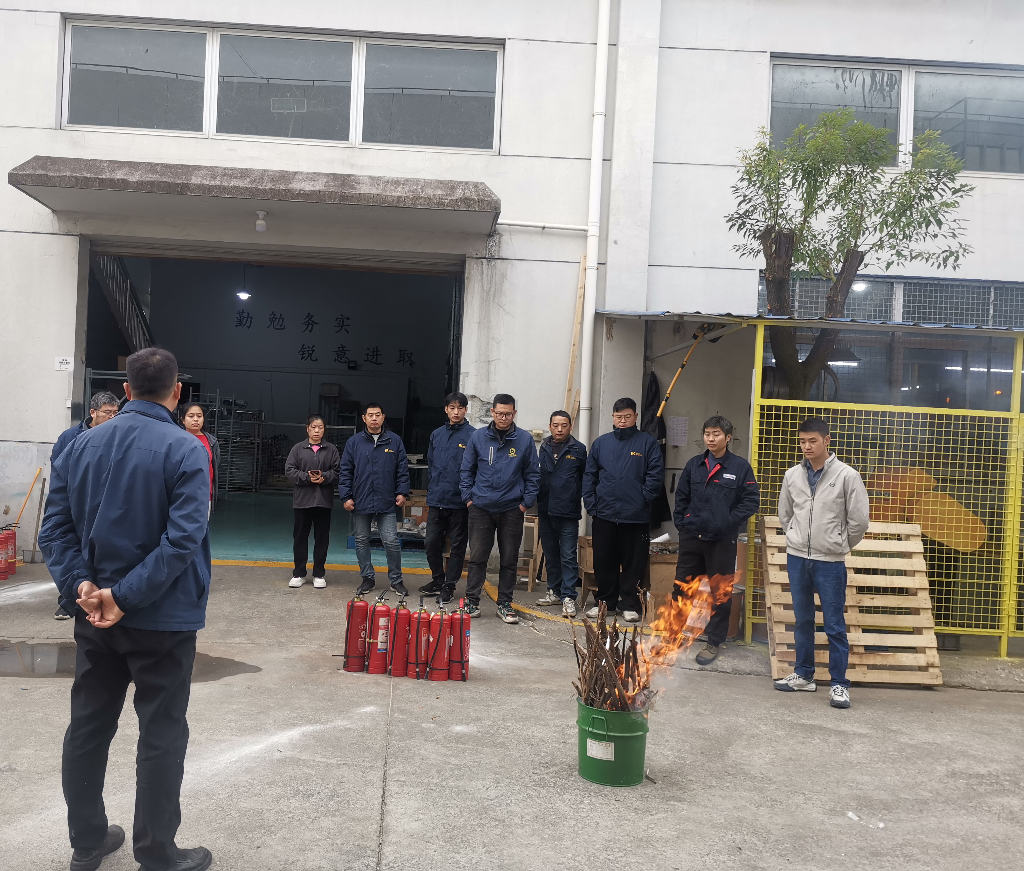 公司生产部门进行冬季消防演练